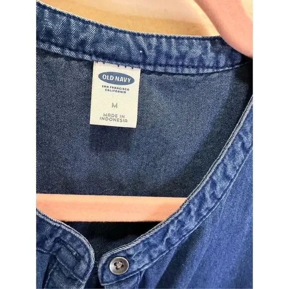 Old Navy Blue Denim Button Down Sleeveless Top Size Medium - Picture 2 of 4